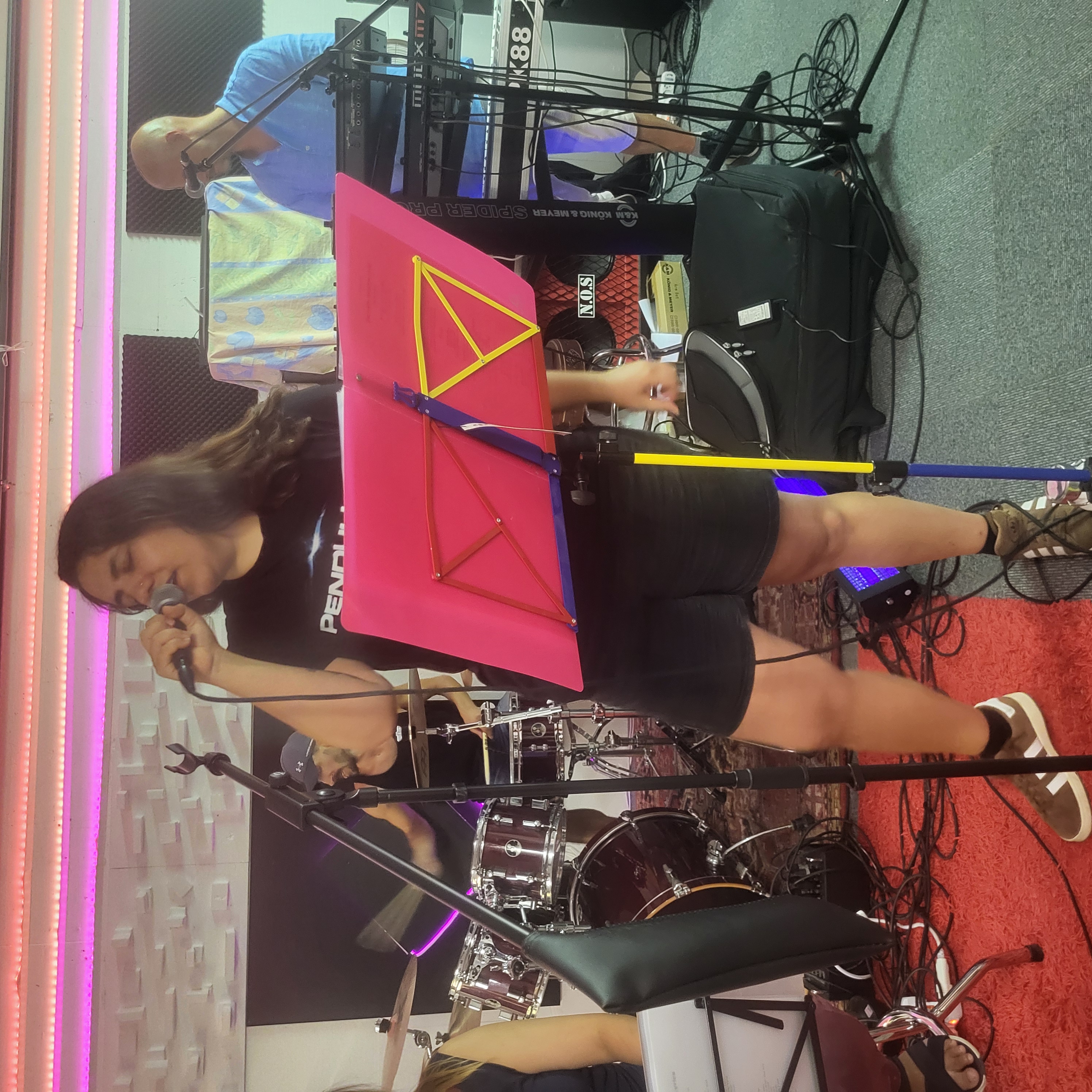 Photo de Laura, chanteuse du groupe Pink Square