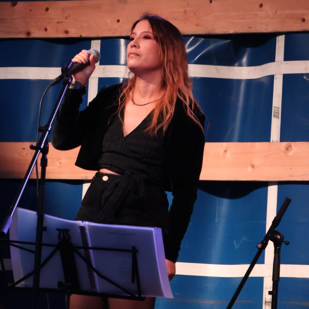 Photo de Manon, chanteuse lead du groupe Pink Square